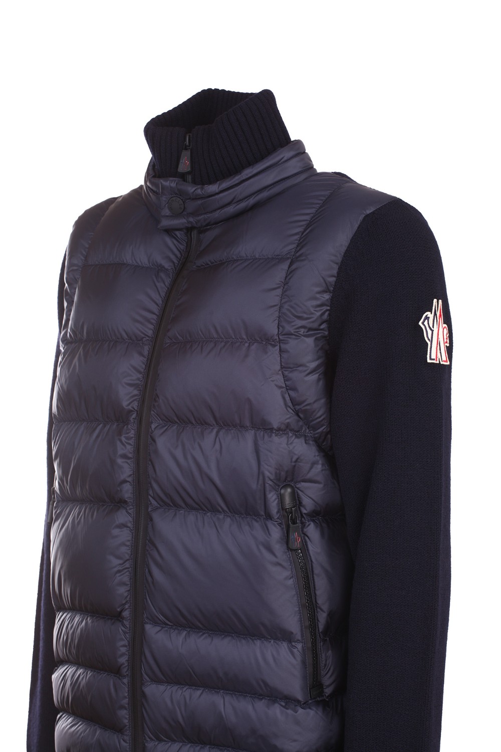 shop MONCLER GRENOBLE Sales Cardigan: Moncler cardigan in lana imbottito.
Realizzata con filato di lana merino stretch.
Lavorazione rasata.
Finezza 7.
Fronte in rainwear con imbottitura in piuma.
Fodera in nylon.
Collo alto con imbottitura e bottone a pressione.
Chiusura anteriore con zip AquaGuard® by YKK, Highly Water Repellent Zippers e bottoni a pressione.
Composizione: 100% Poliammide.
Imbottitura: 90% Piumino, 10% Piuma.
Fabbricato in Turchia.. 9B00004 94778-771 number 6936126